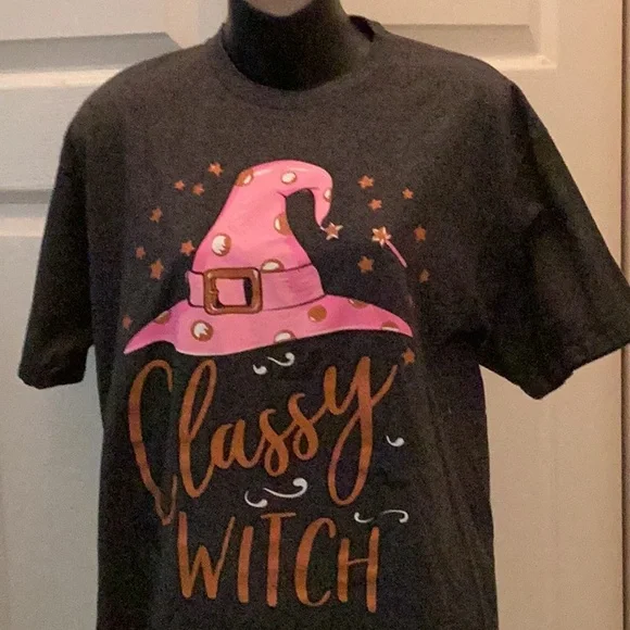 🖤NWOT Classy Witch Unisex Size Med Tee Shirt So Fun To Wear 🖤 - Picture 3 of 8